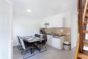 Kuchyň nebo kuchyňský kout v ubytování Apartma Zala + 26 fotografií