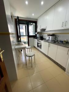 Nhà bếp/bếp nhỏ tại Apartamento Lúa de Baiona, cerca de la playa y el casco viejo
