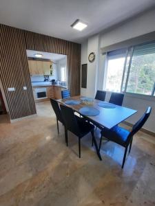 jadalnia ze stołem i krzesłami oraz kuchnia w obiekcie Apartamento Los Pacos Fuengirola w mieście Fuengirola