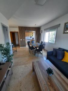 salon z niebieską kanapą i stołem w obiekcie Apartamento Los Pacos Fuengirola w mieście Fuengirola