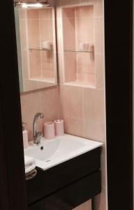 Kúpeľňa v ubytovaní Cozy 1 bed top floor apartment in the Old town Bratislava