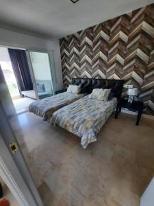 Łóżko lub łóżka w pokoju w obiekcie Apartamento Los Pacos Fuengirola