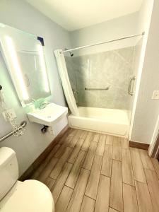 Koupelna v ubytování Vip inn and suites