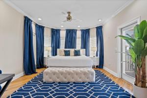 1 dormitorio con 2 camas y cortinas azules en The Fun House, en Pensacola