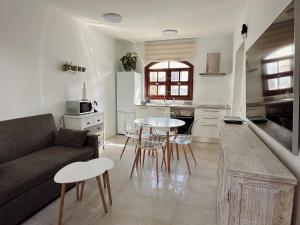 Køkken eller tekøkken på Karibu by Kamili Lanzarote