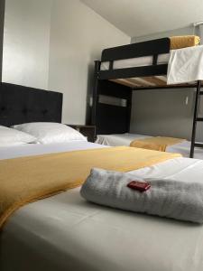 Postel nebo postele na pokoji v ubytování Hotel Escorial Ibagué