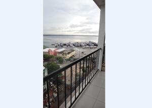 Apartamento en condominio con balcón y vistas al océano en Ajuricaba Suítes 7, en Manaus