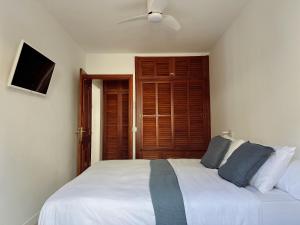 En eller flere senge i et værelse på Karibu by Kamili Lanzarote