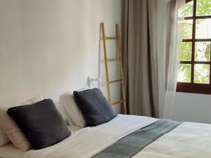 En eller flere senge i et værelse på Karibu by Kamili Lanzarote