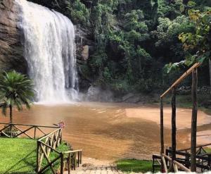 ラゴイーニャにあるRecanto dos Borgesの水の滝