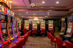 un casinò con molte slot machine e sedie rosse di Golden Bay Apartment Ocean View a Da Nang