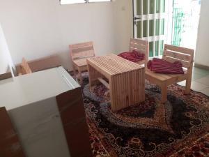 a living room with two chairs and a table at Globe trotter vision D in Cotonou