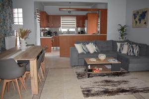 una sala de estar con un sofá y una mesa en Christina's Apartment, en Nauplia