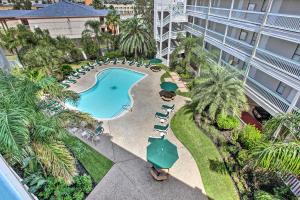 Bazén v ubytování Steps to Beach Galveston Condo with Balcony! nebo v jeho okolí
