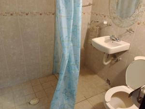 a bathroom with a toilet and a sink at Departamento el REPOSO in Guadalajara