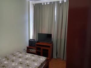 Телевизор и/или развлекательный центр в Apartamento aconchegante no centro de Cabo Frio