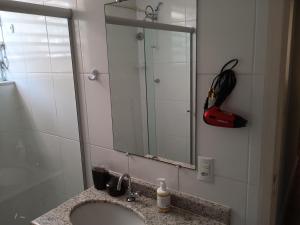 Ванная комната в Apartamento aconchegante no centro de Cabo Frio +41 фотография