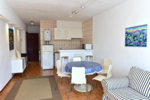 Una cocina y un comedor con mesa y sillas. en Costamar 15, en Es Pujols