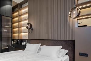 Postel nebo postele na pokoji v ubytování Monamel Luxury Suites