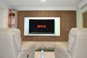 TV a/nebo společenská místnost v ubytování Menaggio Lake View - Villetta con vista!