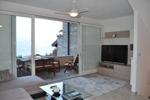 TV a/nebo společenská místnost v ubytování Menaggio Lake View - Villetta con vista!