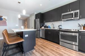 Kuchyň nebo kuchyňský kout v ubytování Private 2BR Apt Seaport Disctrict