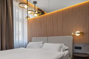 Postel nebo postele na pokoji v ubytování Monamel Luxury Suites