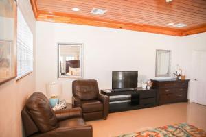 Μια τηλεόραση ή/και κέντρο ψυχαγωγίας στο Tangerine Sunsets Satsuma One