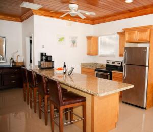 Η κουζίνα ή μικρή κουζίνα στο Tangerine Sunsets Satsuma One +15 φωτογραφίες