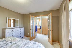 Ένα ή περισσότερα κρεβάτια σε δωμάτιο στο Lakefront Aitkin Home with Sunroom Walk to Beach!