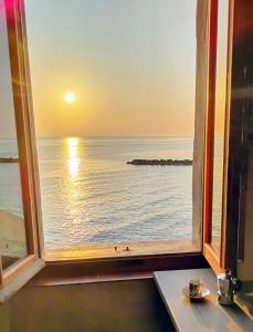een open raam met uitzicht op de oceaan bij Il Casello nel mar in Civitanova Marche