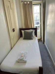 a white bed with a tray on top of it at São Lázaro Bhuiyan Family Host in Lisbon