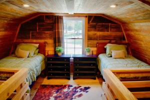 due letti in una stanza con finestra di Wanee Lake Golf & RV Resort ad Ashburn Altre 19 foto