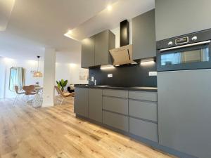 une cuisine avec des appareils en acier inoxydable et une salle à manger dans l'établissement Haus-Nordseebrandung-FeWo-5, à Cuxhaven 15 autres photos