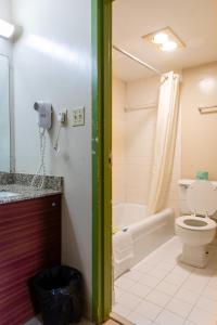 Koupelna v ubytování Country Hearth Inn & Suites Marietta