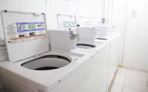 ナッソーにあるTangerine Sunsets Milanの白いトイレが一列