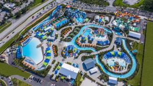 Der Swimmingpool an oder in der Nähe von Margaritaville Cottages Orlando with H2O Waterpark by Rentyl