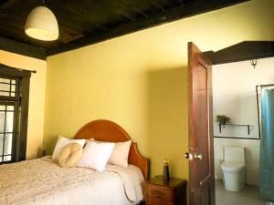Rúm í herbergi á Bloom Hostel