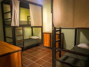 Rúm í herbergi á Bloom Hostel