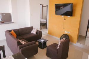 ein Wohnzimmer mit Sofa und Fernseher in der Unterkunft Charm & Confort - Tarapoto - Peru in Tarapoto