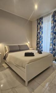 sypialnia z dużym białym łóżkiem w pokoju w obiekcie Cuttigghiu Holiday Apartment w Katanii