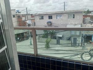 ein offenes Fenster mit Blick auf ein Gebäude in der Unterkunft Carnaval recife kitnet com hidromassagem in Recife