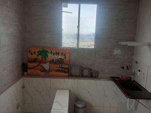 ein Bad mit einem WC und einem Wandgemälde in der Unterkunft Carnaval recife kitnet com hidromassagem in Recife