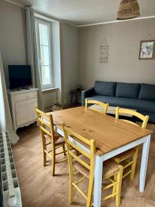 salon ze stołem, krzesłami i kanapą w obiekcie Escale en Ville Appart entier T2 centre ville de Cherbourg w mieście Cherbourg en Cotentin