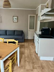 Kuchnia lub aneks kuchenny w obiekcie Escale en Ville Appart entier T2 centre ville de Cherbourg