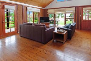 Гостиная зона в Little Bunda Cottage - Charming Mudbrick Stay