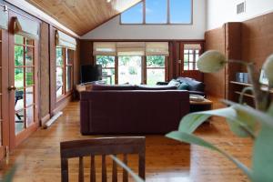 Гостиная зона в Little Bunda Cottage - Charming Mudbrick Stay +18 фотографий