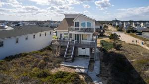 una vista aérea de una casa con terraza en Summer Days 4 Bedroom Oceanfront Home, en Kill Devil Hills
