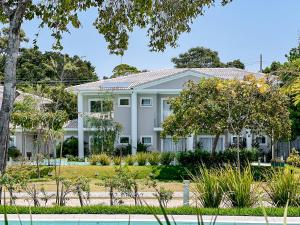 ein Haus mit einem Pool davor in der Unterkunft Apto para temporada em Arraial D'ajuda in Porto Seguro