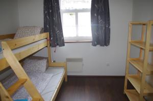 マラー・モラーヴカにあるApartment Baťův Domekのベッドルーム1室(二段ベッド2台、窓付)が備わります。